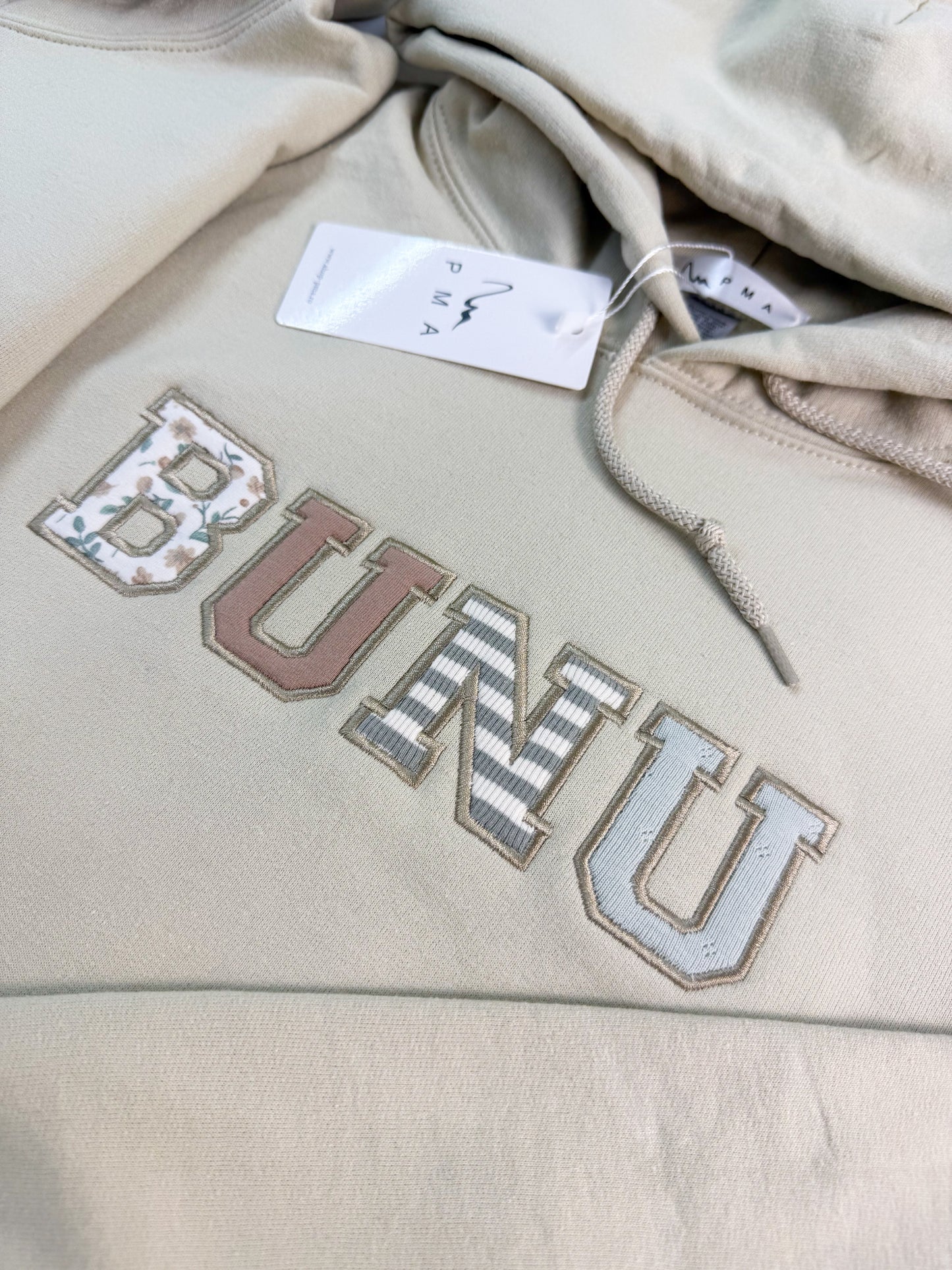 Bluza/hanorac personalizat/a prin broderie cu hainute de bebelus MAMA/ TATA/ BUNICA/ BICU