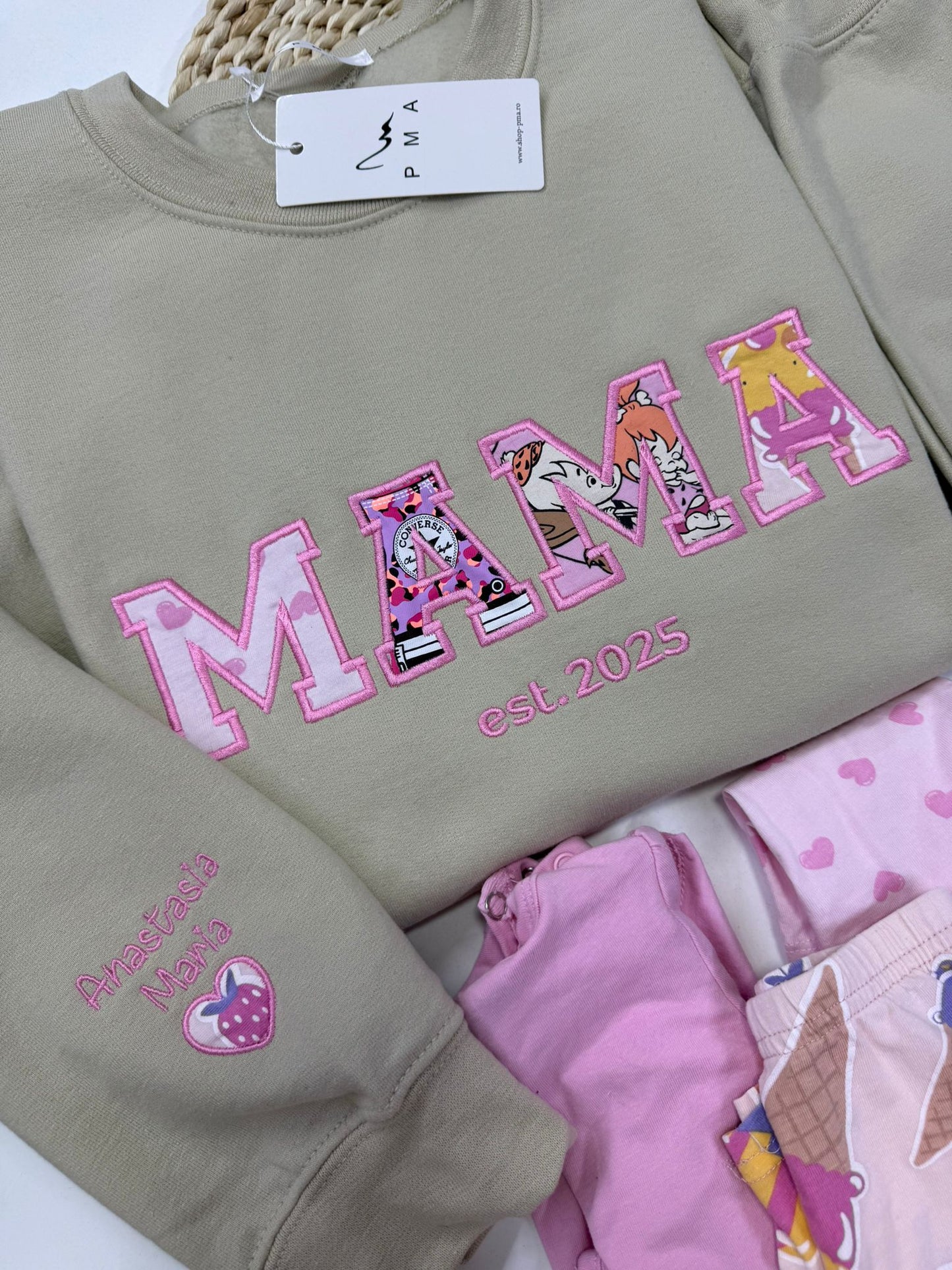 Tricou personalizat prin broderie cu hainute de bebelus MAMA/ TATA/ BUNICA/ BICU