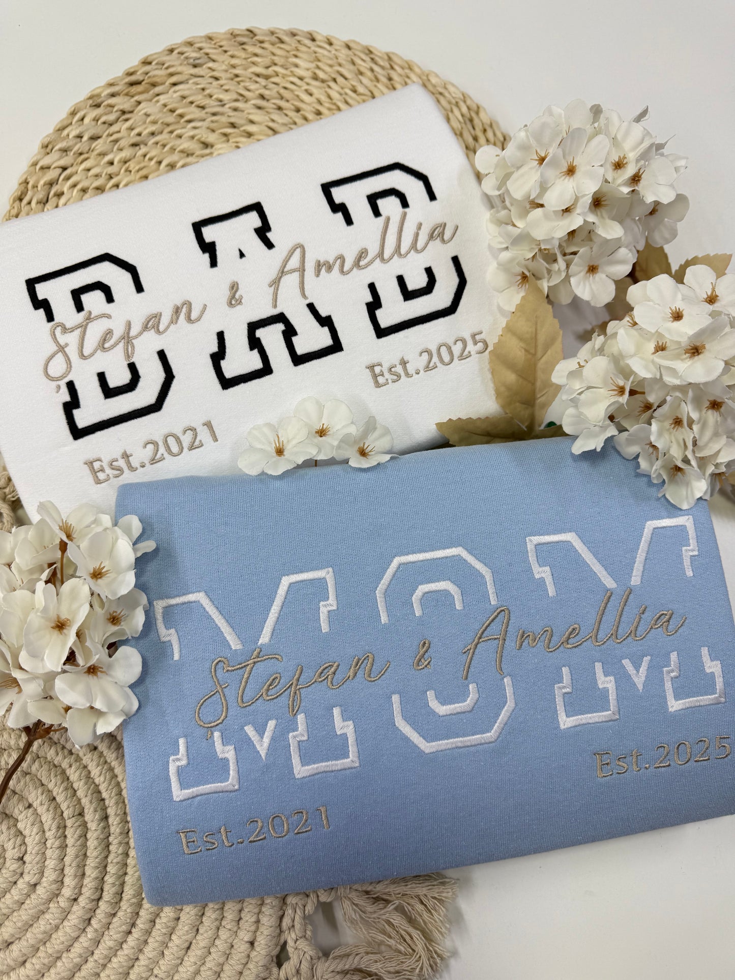 Set cuplu tricouri/bluze/hanorace personalizate Mom/Dad cu numele copiilor si anul nasterii