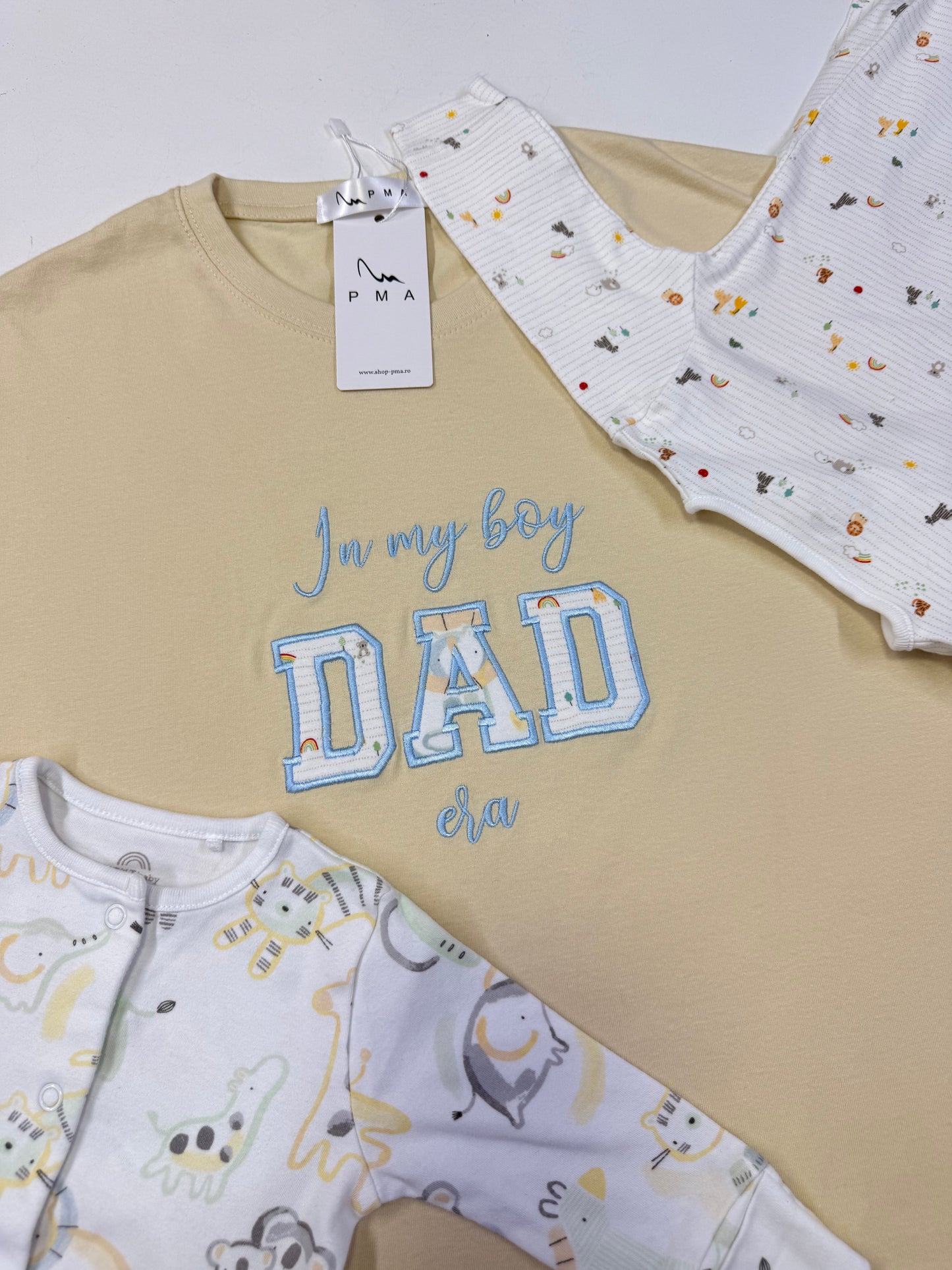 Tricou personalizat prin broderie cu hainute de bebelus MAMA/ TATA/ BUNICA/ BICU