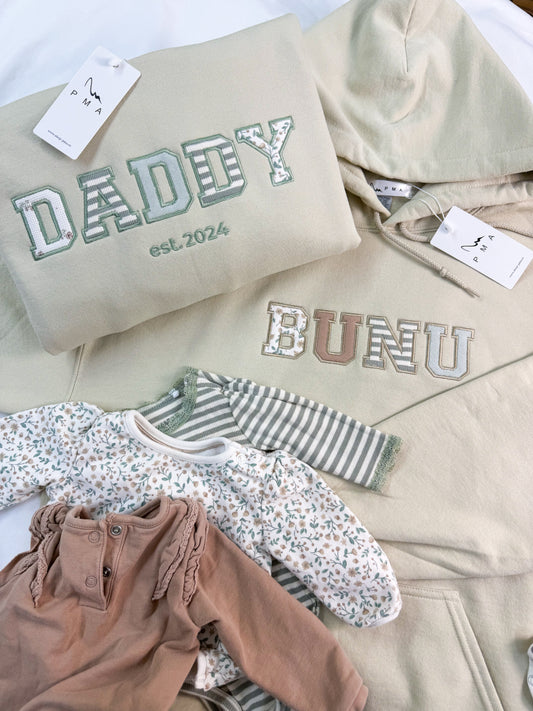 Bluza/hanorac personalizat/a prin broderie cu hainute de bebelus MAMA/ TATA/ BUNICA/ BICU