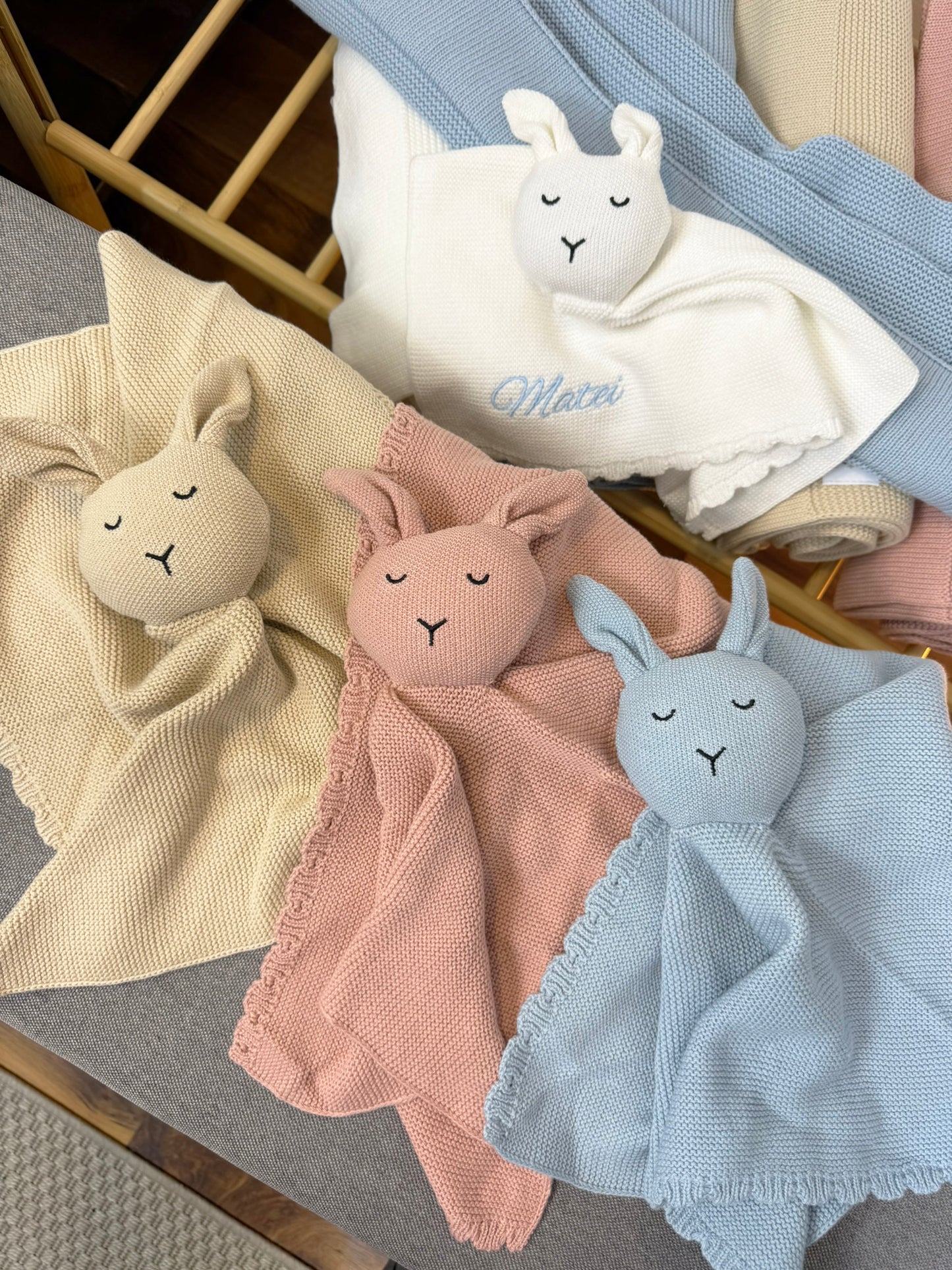 Păturică de somn și joacă personalizată cu iepuraș- comforter