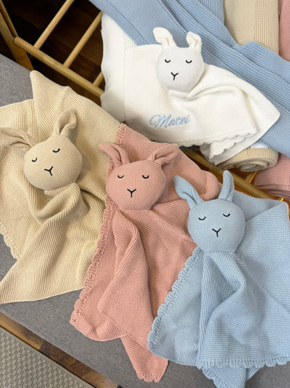 Păturică de somn și joacă personalizată cu iepuraș- comforter