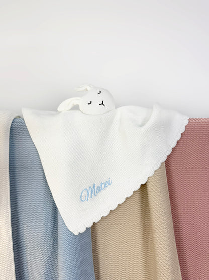 Păturică de somn și joacă personalizată cu iepuraș- comforter