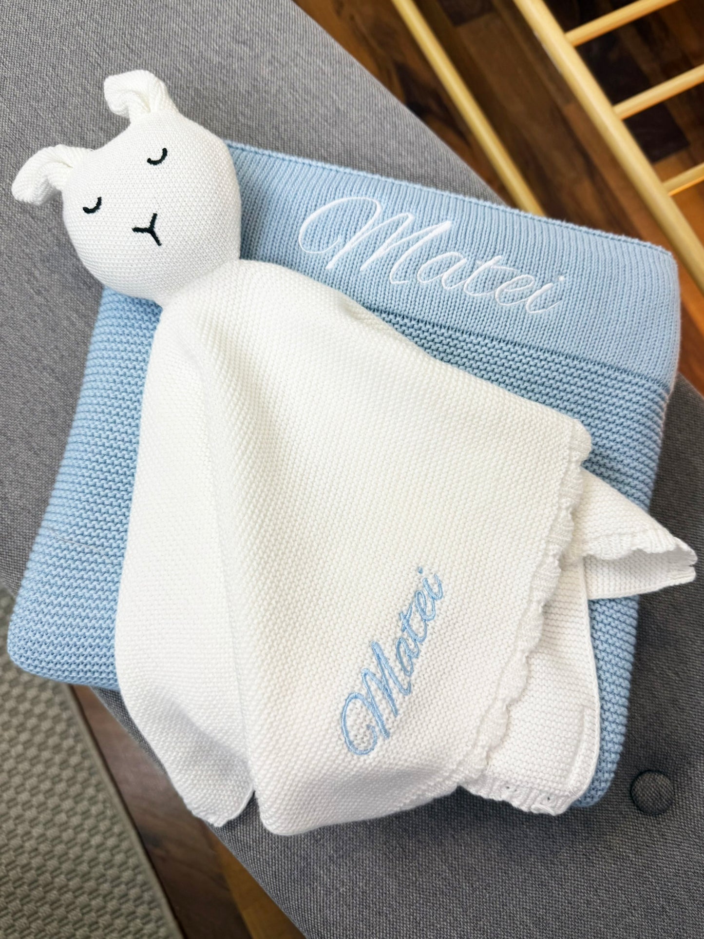 Păturică de somn și joacă personalizată cu iepuraș- comforter