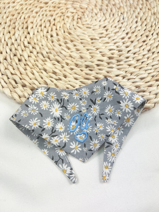 Bandana catei/pisici gri albastrui cu floricele personalizata cu nume