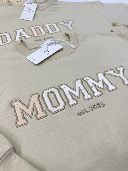 Tricou personalizat prin broderie cu hainute de bebelus MAMA/ TATA/ BUNICA/ BICU