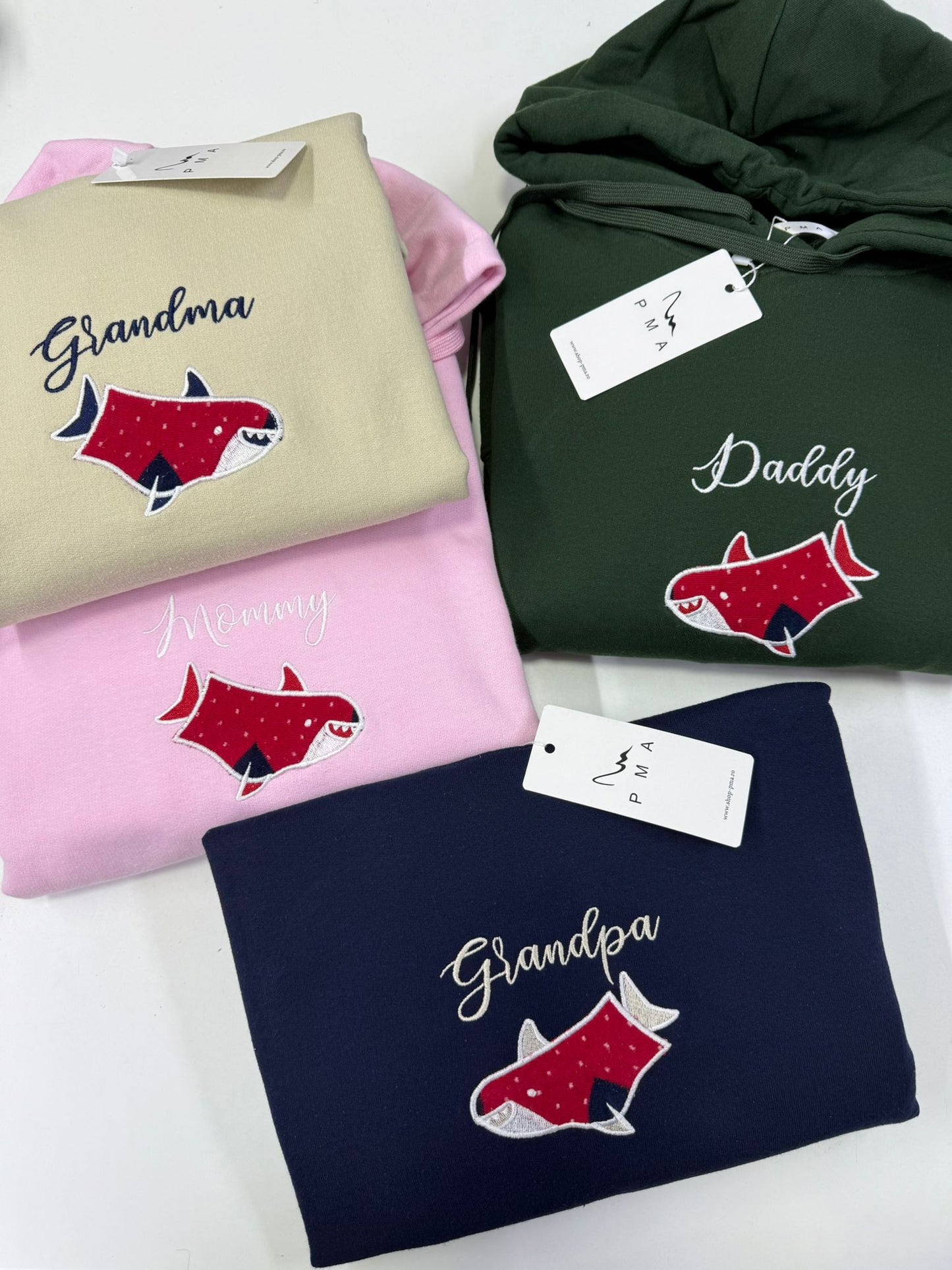 Bluza/hanorac personalizat/a prin broderie cu hainute de bebelus MAMA/ TATA/ BUNICA/ BICU